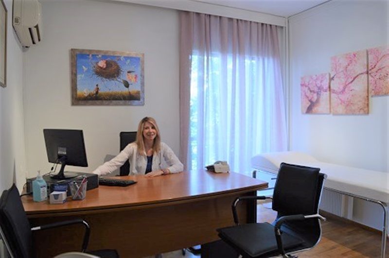 Η Πηνελόπη Κατσιβέλη στο γραφείο του ιατρείου της